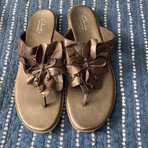 CLARKS DARK GOLD  SZ 9